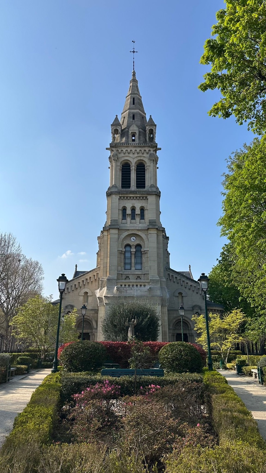 Église Saint-Pierre à Neuilly pour la cérémonie religieuse