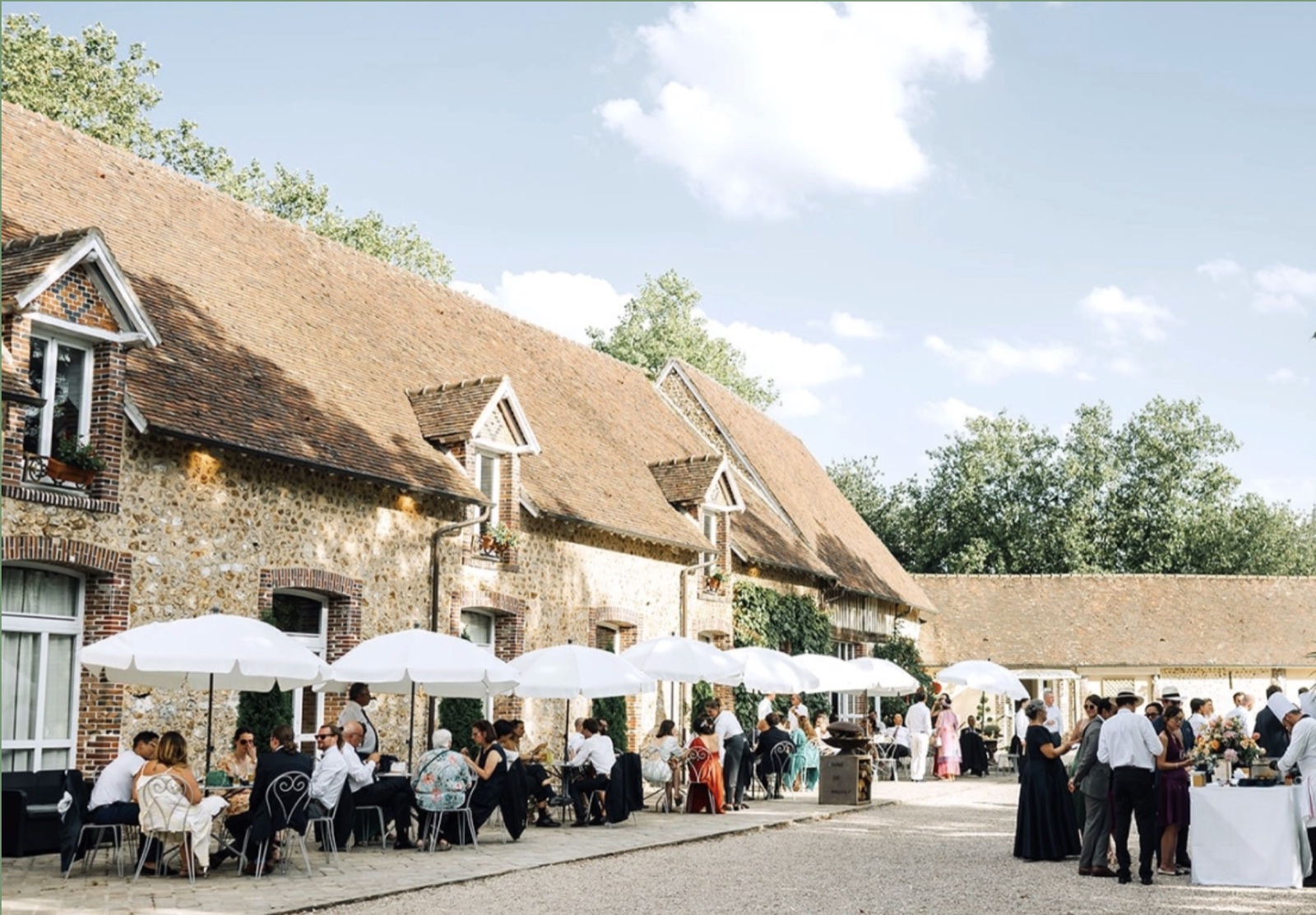 Cour du Domaine de Vaujoly pour le brunch du lendemain