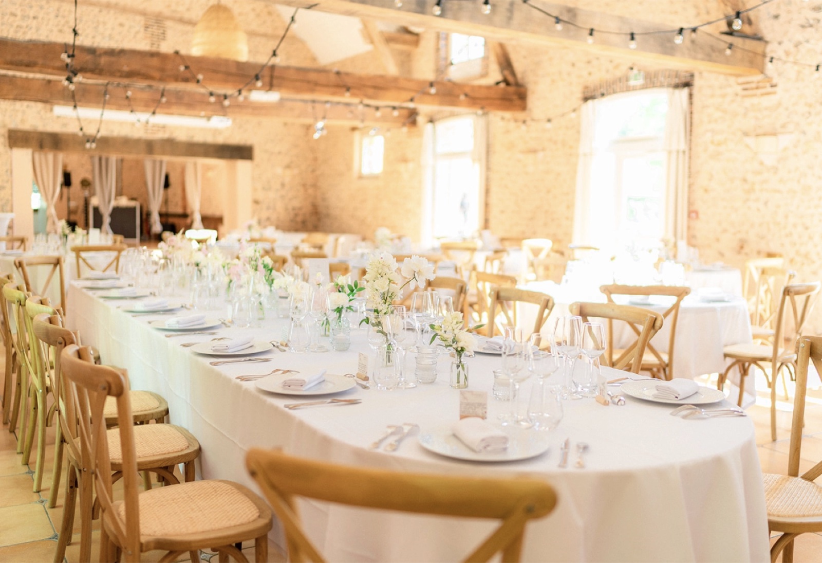 Salle prête pour le dîner et la soirée